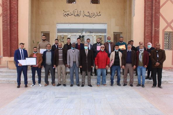 تكريم الطلبة والنوادي العلمية المتميزين بجامعة ورقلة 1