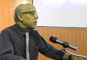 السيد مدير الجامعة  يثني على الأسرة الجامعية